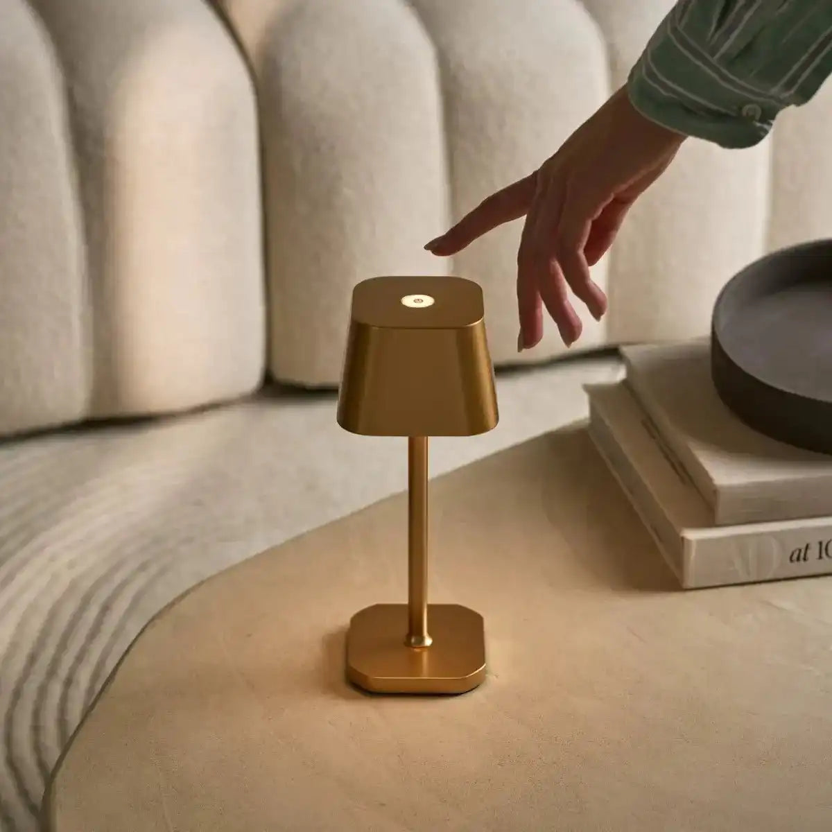 Ava Gold wiederaufladbare Tischlampe | Kabellos, dimmbar und stilvoll