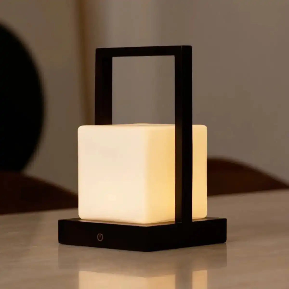 Noah dunkelbraune hölzerne wiederaufladbare Tischlampe mit Glas und Holzgriff
