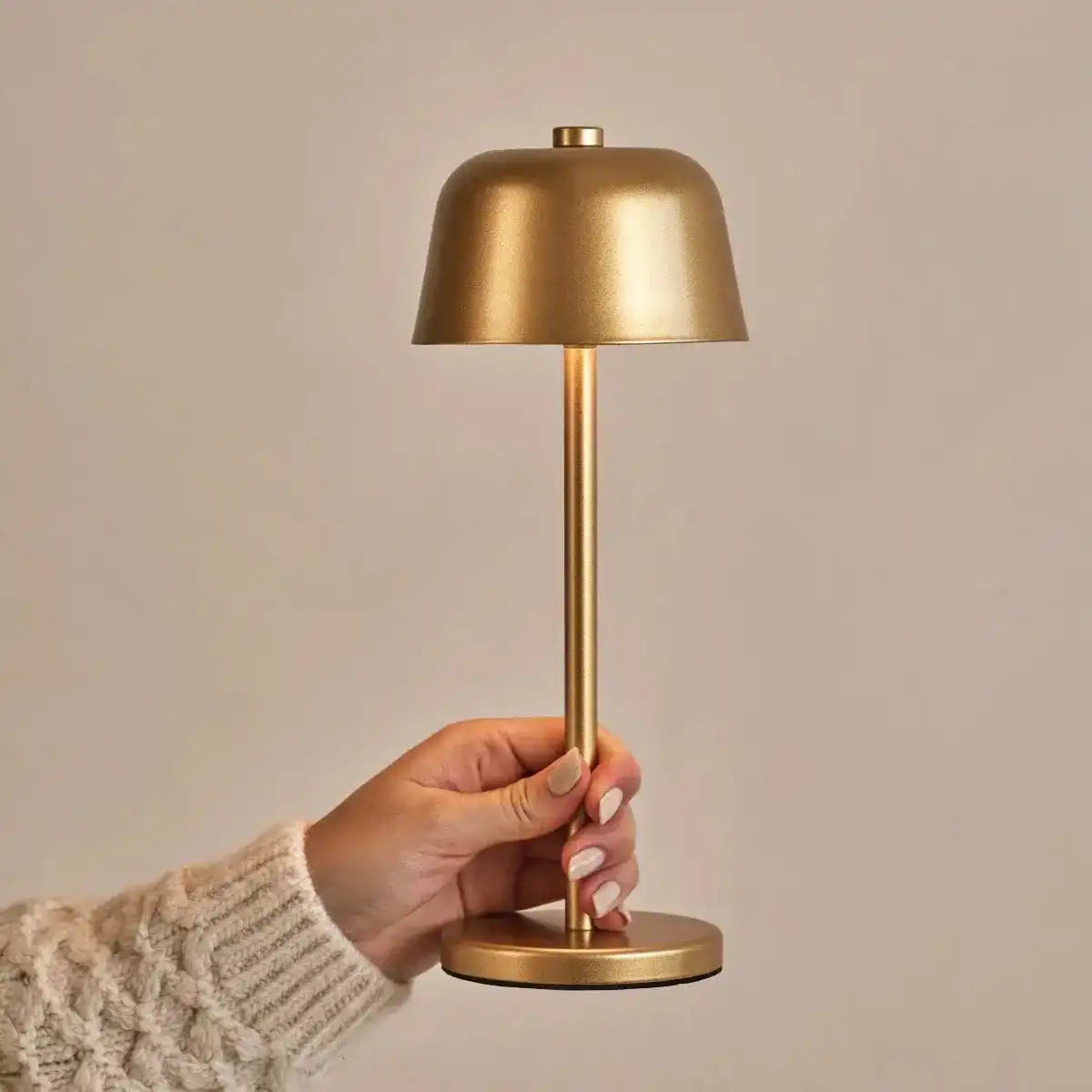 Anton Gold wiederaufladbare Tischlampe | Schlanke und kabellose Beleuchtung