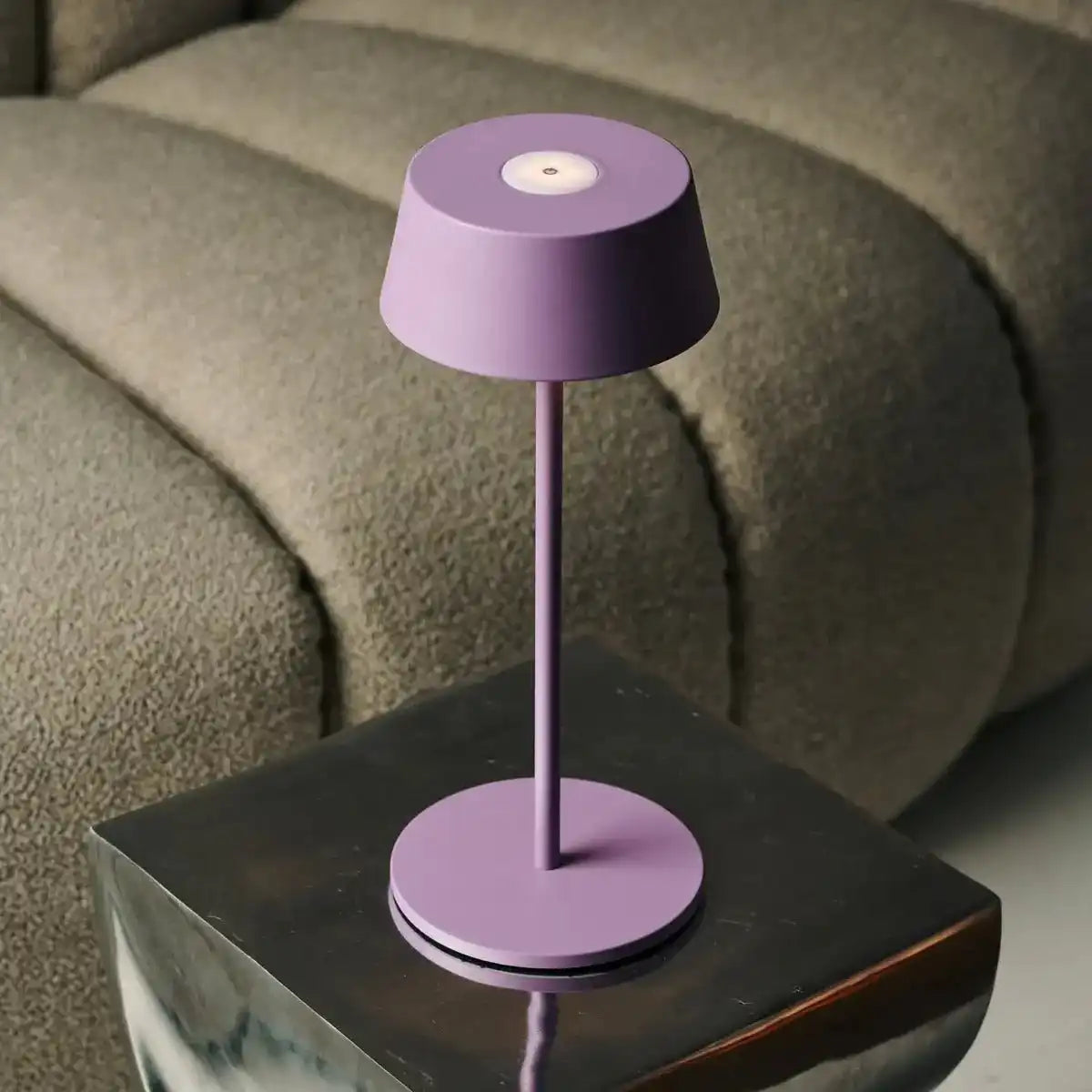 Hugo Violet Lila wiederaufladbarer Tischlampe - stilvoller, dimmbarer Lampe und schnurlos