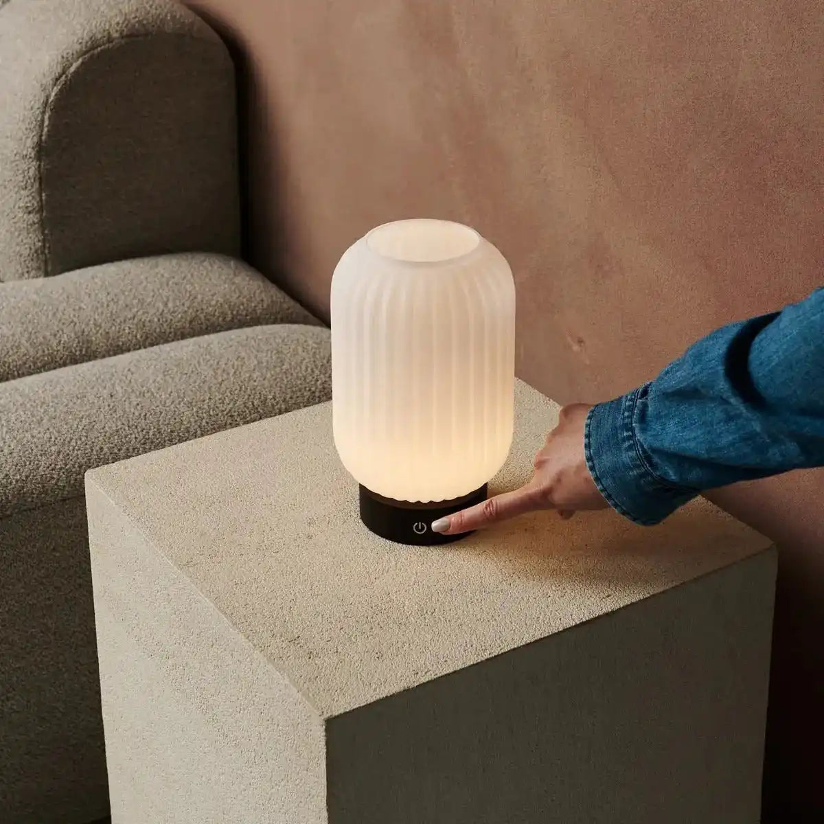 Lilly Dark Brown einzigartige wiederaufladbare Lampe - gefrostete Glaslampe, Holzbasis, dimmbar, 3 helle Modi