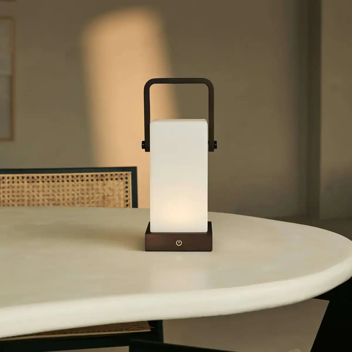 Harper dunkelbraune Holzlampe – kabellose wiederaufladbare Tischlampe mit Griff