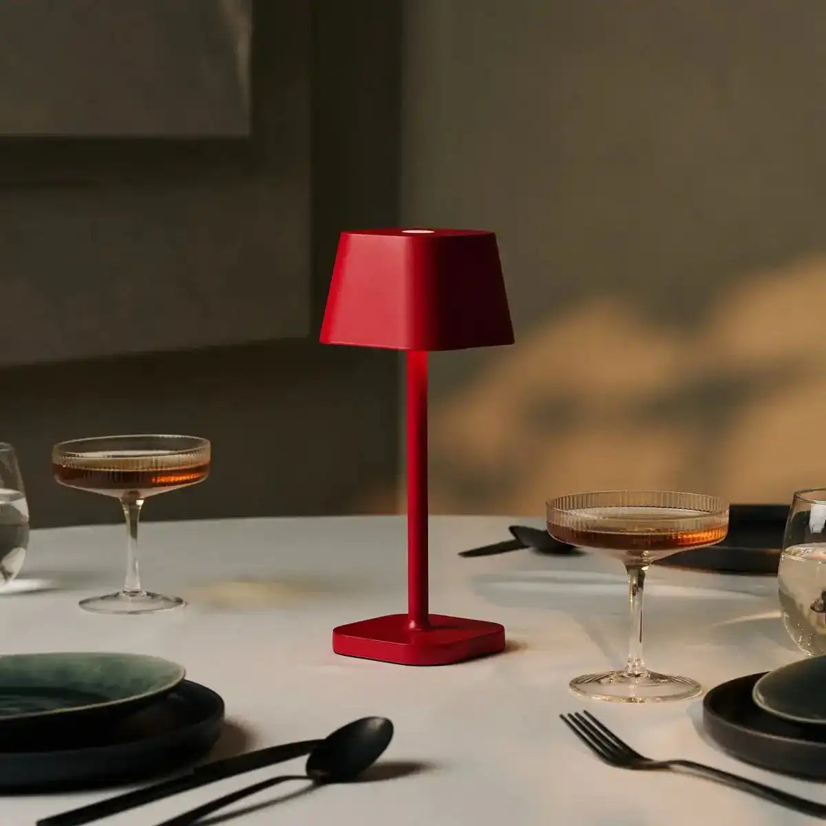 Ava Berry Red wiederaufladbare Tischlampe | Stilvoller, schnurloser Lampe und dimmbar