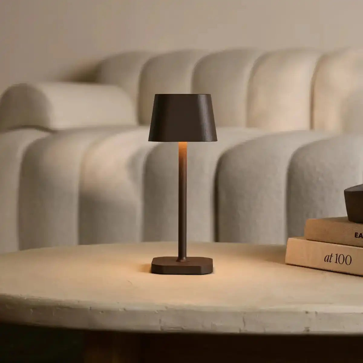 Ava Mokkabraune wiederaufladbare Tischlampe | Kabellos und dimmbar