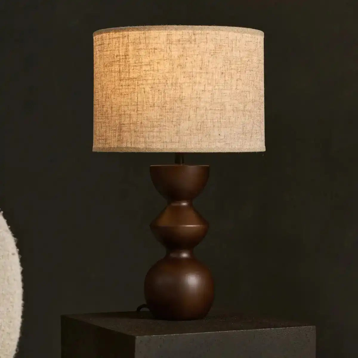 Dunkelbraune Tischlampe Kai mit sandfarbenem Lampenschirm – stilvolle, handgefertigte Beleuchtung