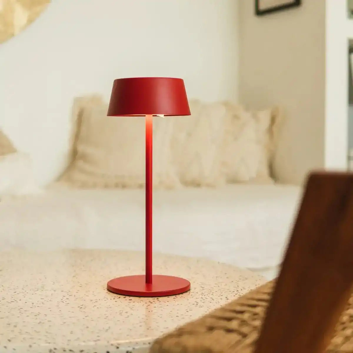 Hugo Berry Red Wiederaufladbare Eisen-Tischlampe – dimmbar, stilvoll und kabellos