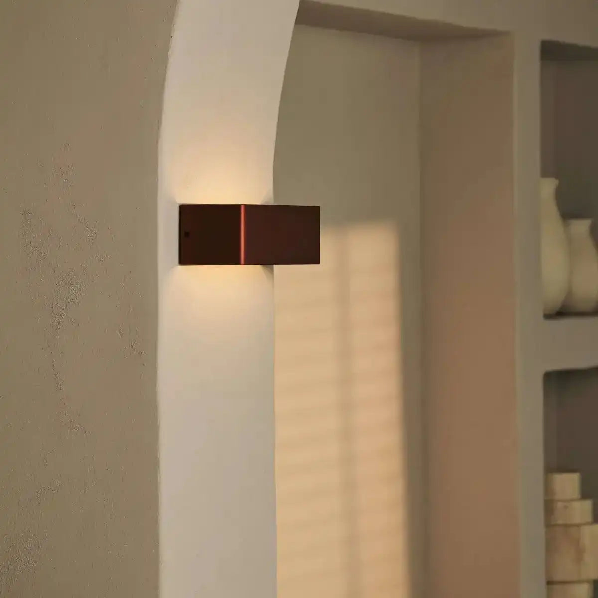 Tessa Bronze schnurlose Wandlampe einschließlich Fernbedienung, 20 Lichtmodi, dimmbares, magnetisches Suspensionssystem und mit Bewegungssensor