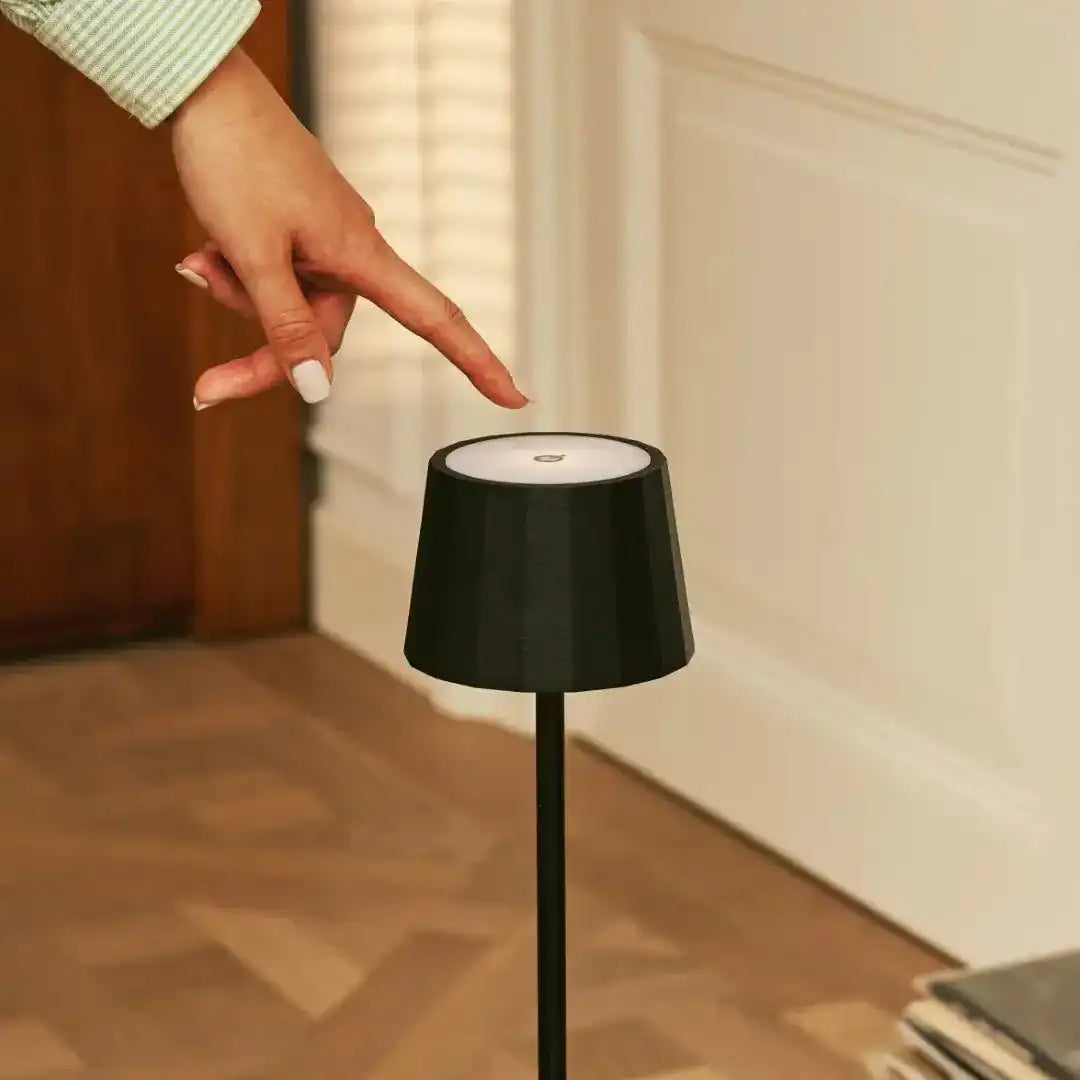 William Black wiederaufladbare Tischlampe aus Eisen – 120-Stunden-Akku, dimmbar, USB-C-Aufladung