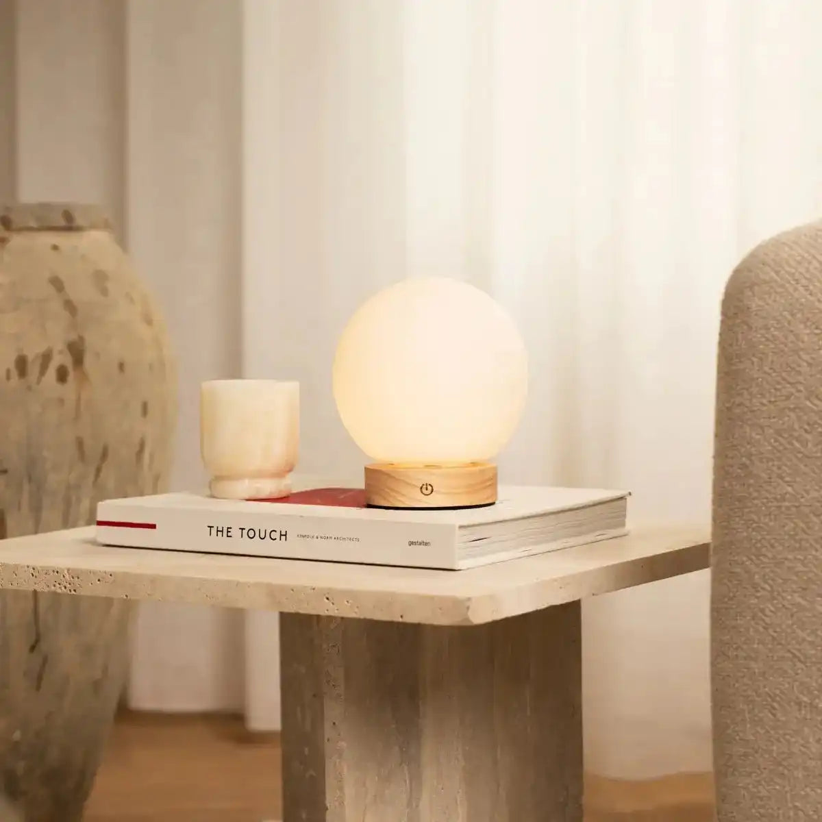 Flores hellbraune Holzlampe mit Glasbirne - wiederaufladbares und dimmbares kabelloses Licht