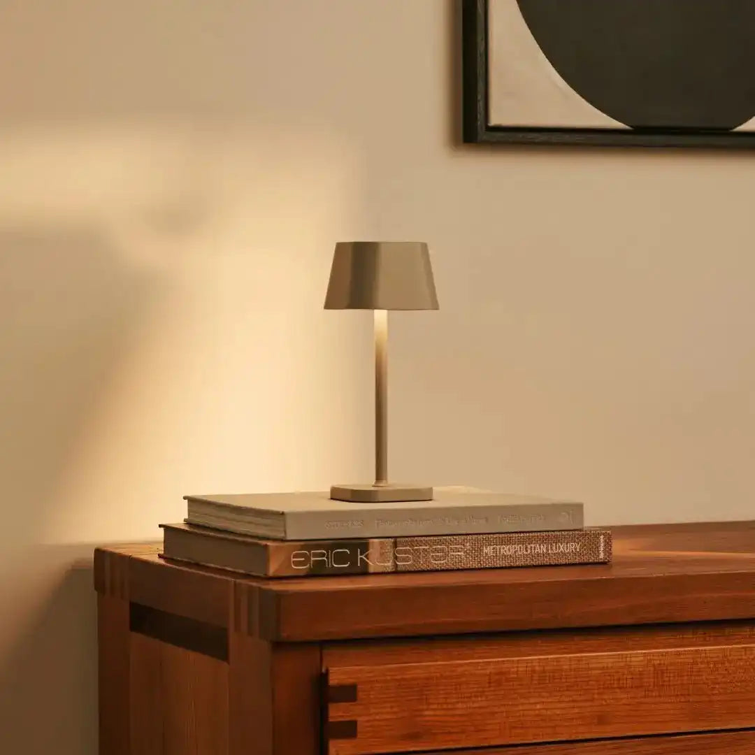 Ava Shadow Grey - wiederaufladbare Tischlampe | Stilvoll, schnurlos und dimmbar