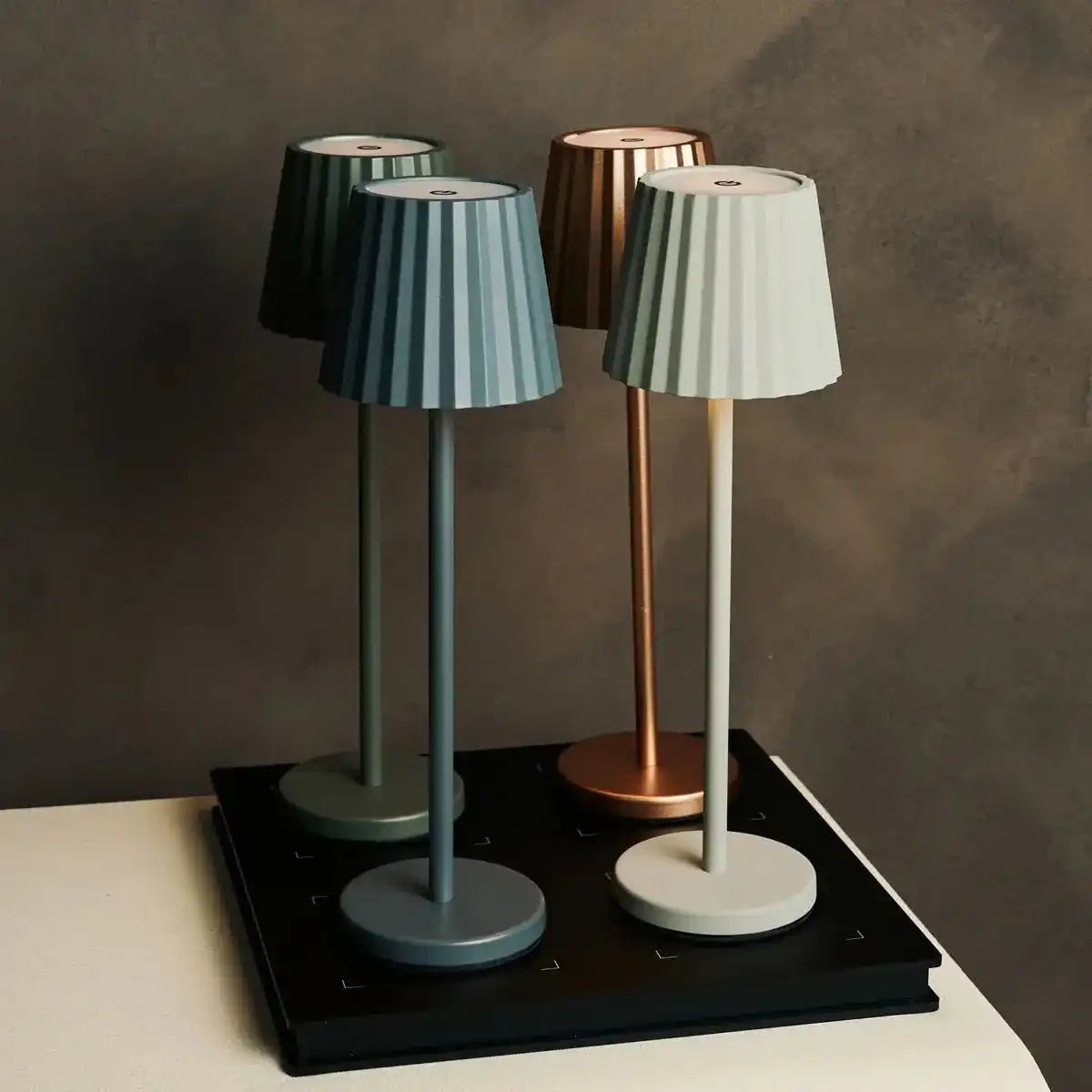 Maya Copper Rippen -Tischlampe aus Eisen - dimmbare Lampe und 3 Lichtmodi, wiederaufladbar über drahtlose Ladestation