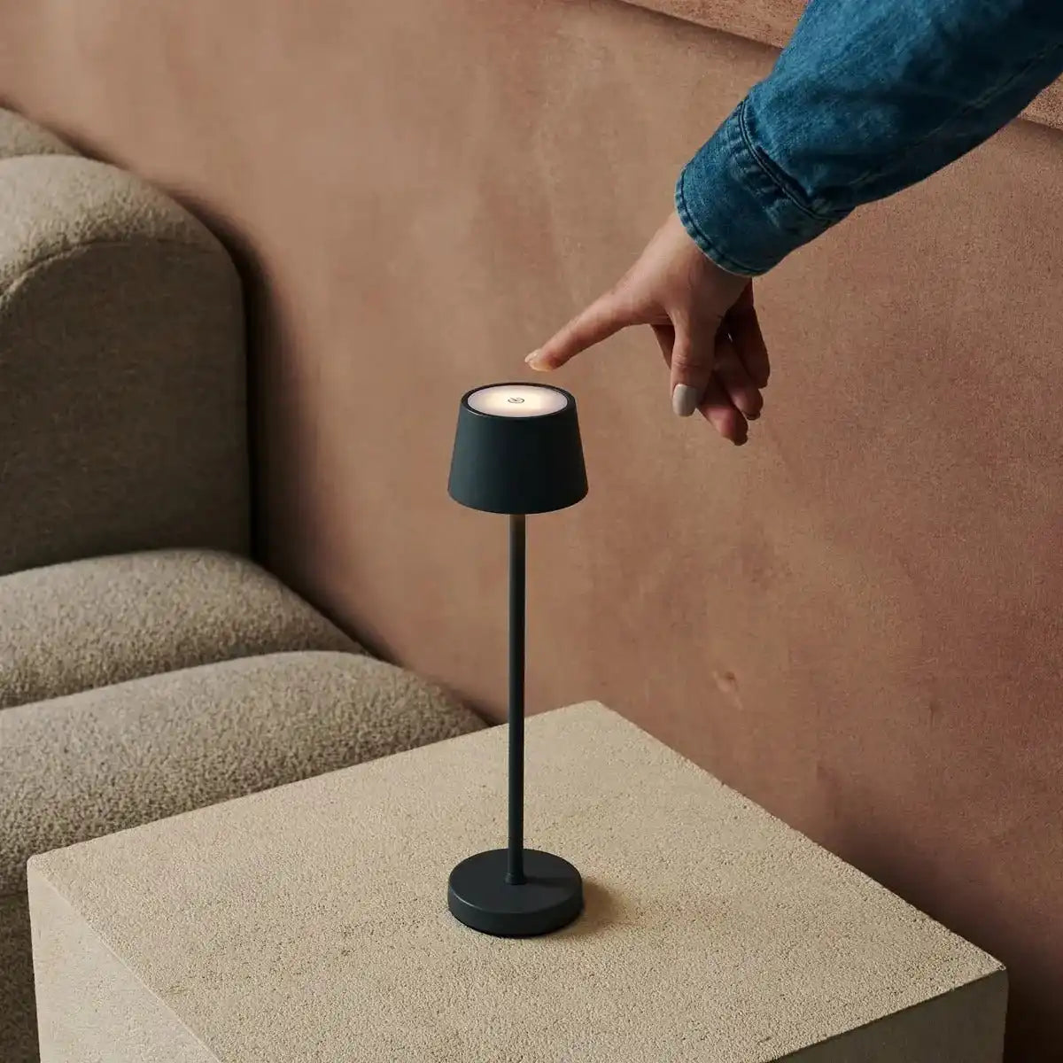 Combi Set Professional-4 x Vondel Mini Stone Grey Blehoargable Tischlampen & 1 x Amstel Wireless Ladestation mit Q1-Technologie