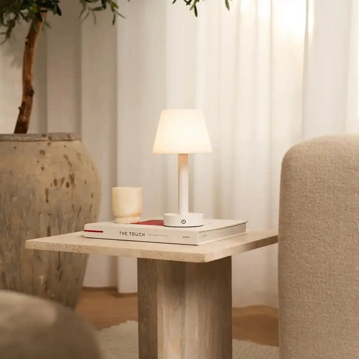 Zoë Weiße wiederaufladbare Tischlampe aus Holz | Kabellos, dimmbar, USB-C, 80-Stunden-Akku