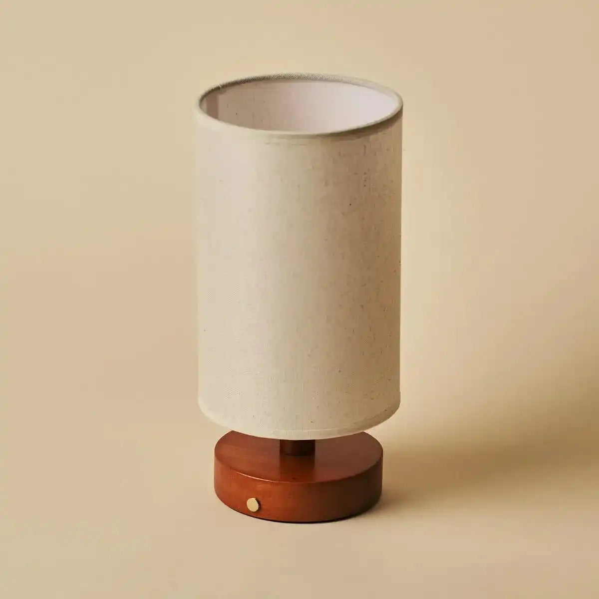 Ben Chestnut Brown Tischlampe aus Holz – wiederaufladbar, dimmbar, USB-C-betrieben