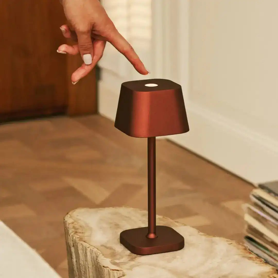 AVA Bronze - wiederaufladbare Tischlampe | Stilvoll, schnurlos und dimmbar