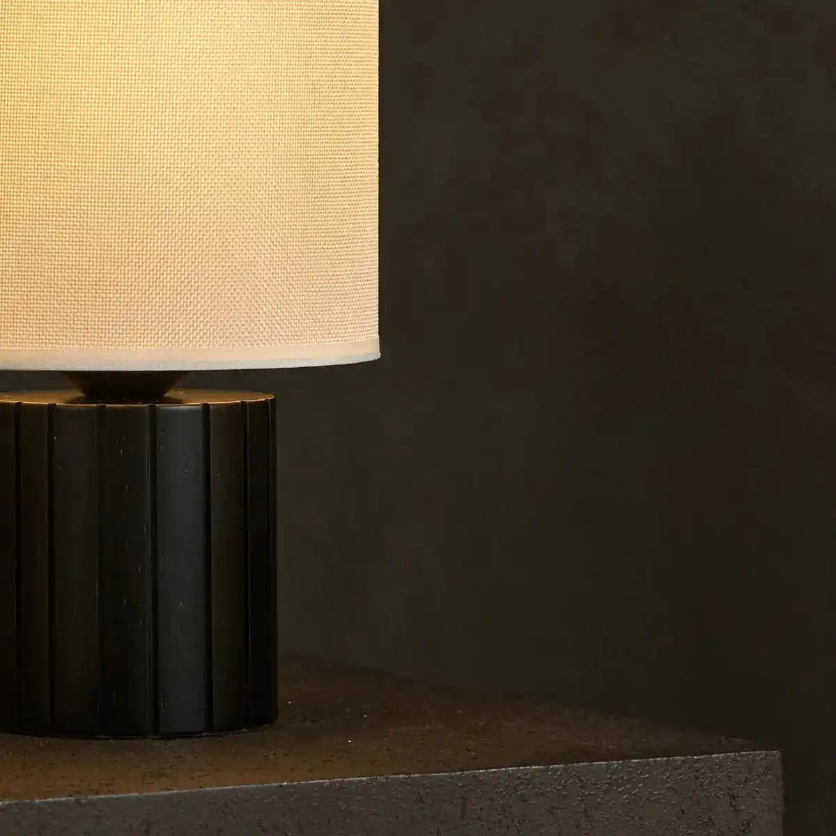 Kiko Black Tischlampe – Gemütliche Schreibtischlampe in Schwarz und Beige mit E27-Fassung