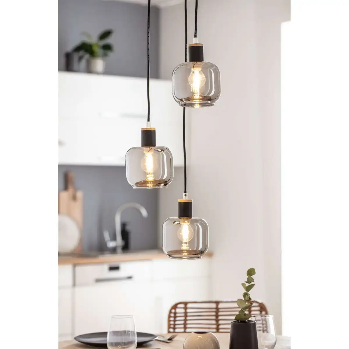3er Deckenleuchte "FUMOSO", Pendellampe aus Metall und Glas in Schwarz,, mit E14-Fassung, für Esszimmer, Wohnzimmer, Diele oder Büro, Hängelampe Gesamthöhe 123 cm.