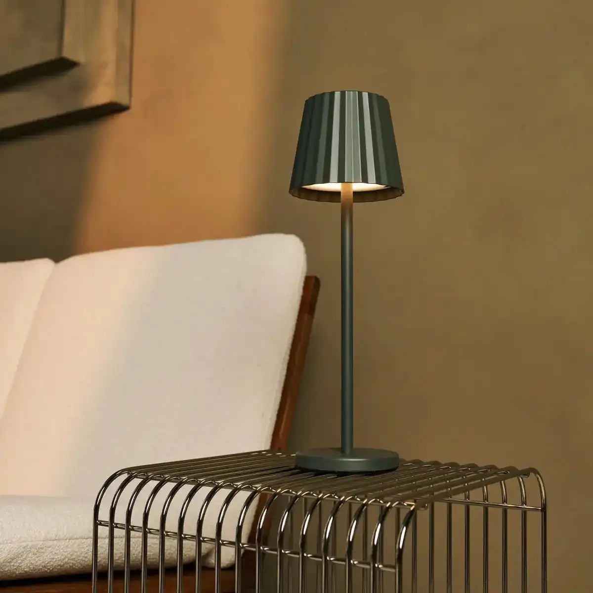 Combi Set Professional-4 x Maya Olive Green wiederaufladbare Tischlampen & 1 x Amstel Wireless Ladestation mit Qi-Technologie
