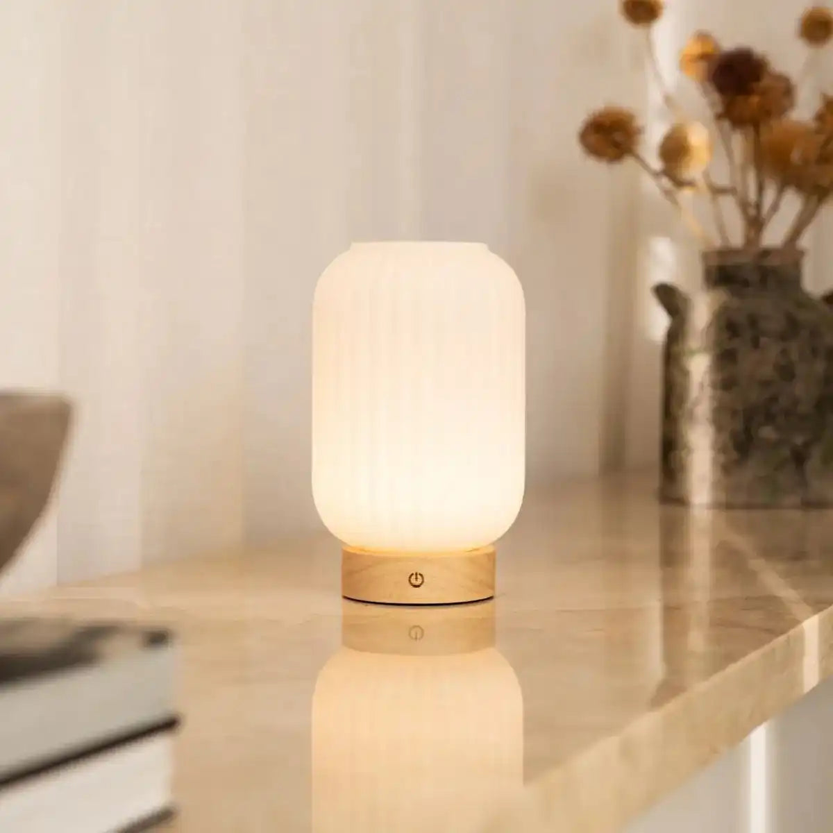 Einzigartige wiederaufladbare Lilly-Lampe – Milchglas und Holzsockel, dimmbar, 3 Lichtmodi
