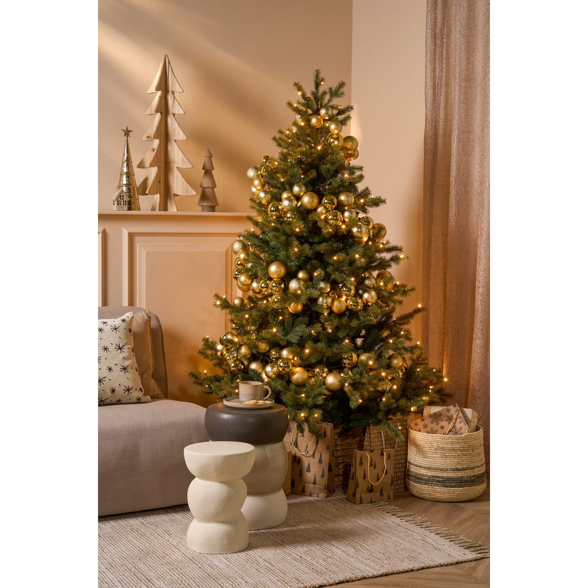 Künstlicher Weihnachtsbaum mit LED-Beleuchtung – H215 x Ø142 cm – Grün