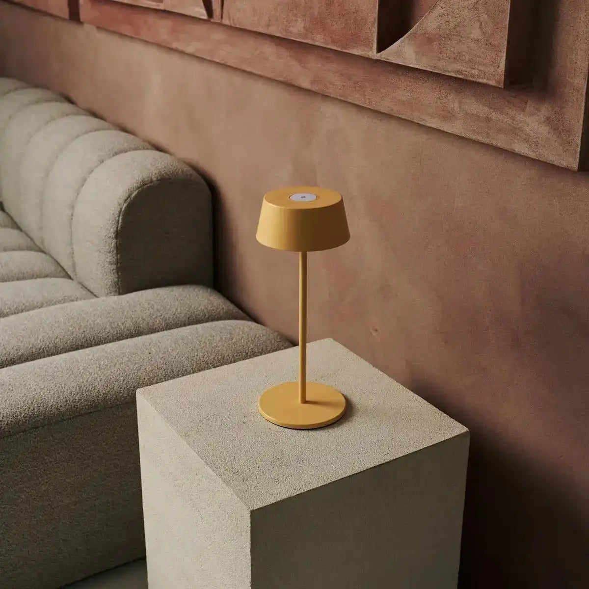 Hugo Amber Yellow Wiederaufladbare Tischlampe aus Eisen – dimmbar, stilvoll und kabellos