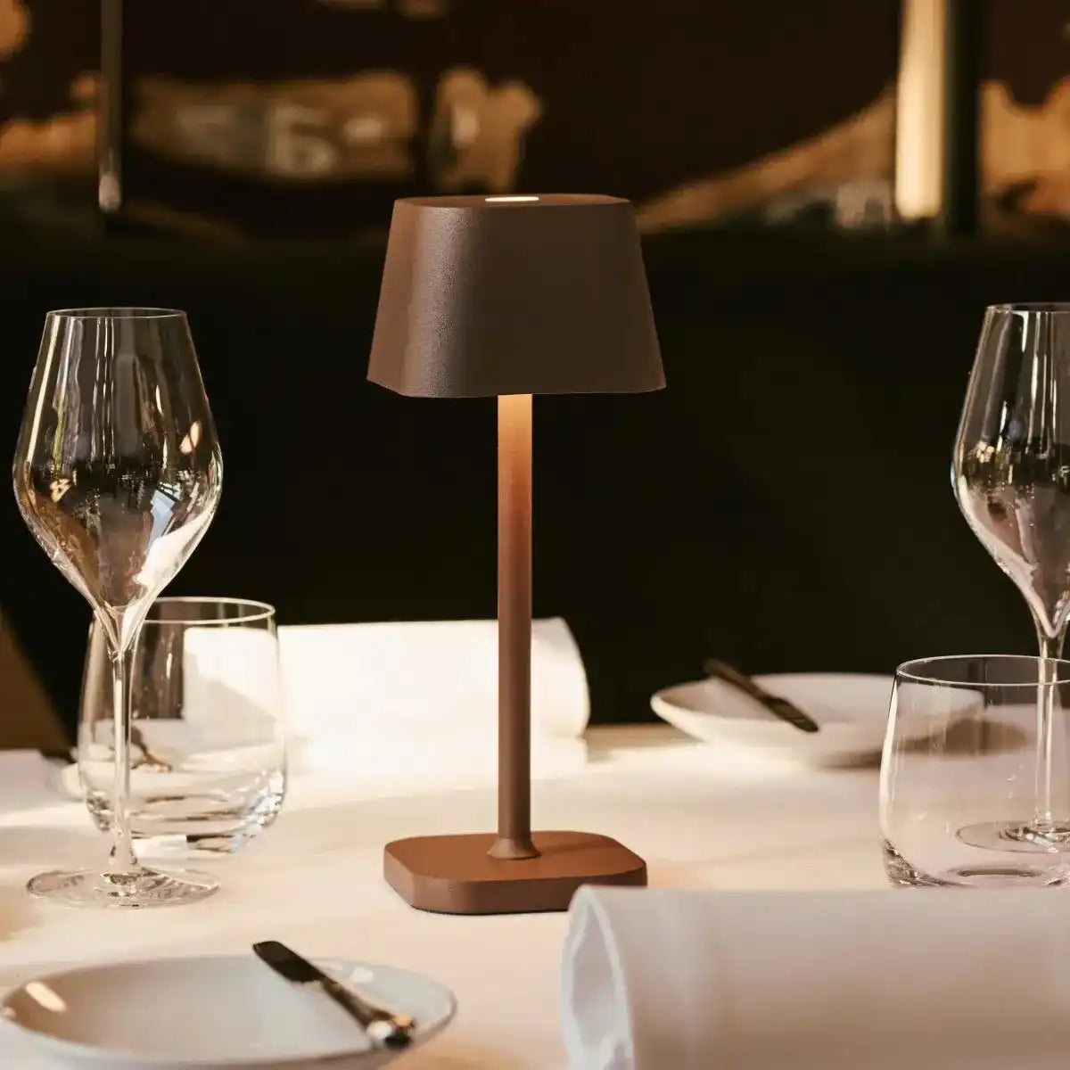 Ava Mokkabraune wiederaufladbare Tischlampe | Kabellos und dimmbar