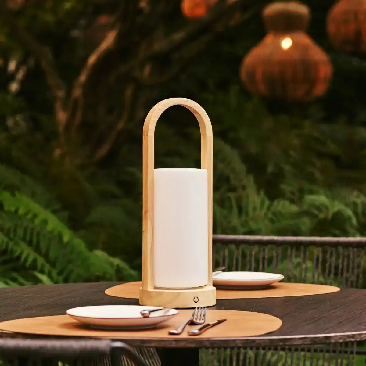 Evie Hellbraune wiederaufladbare Tischlampe aus Holz – dimmbar und kabellos