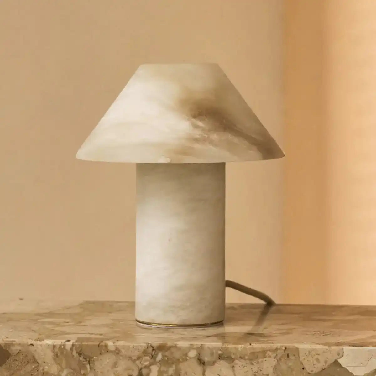 Stilvolle Alabasterlampe Eleonora – handgefertigt, einzigartiges Design mit sanftem Glanz
