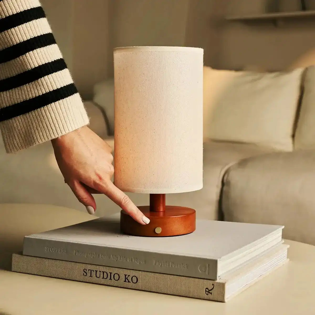 Ben Chestnut Brown Tischlampe aus Holz – wiederaufladbar, dimmbar, USB-C-betrieben