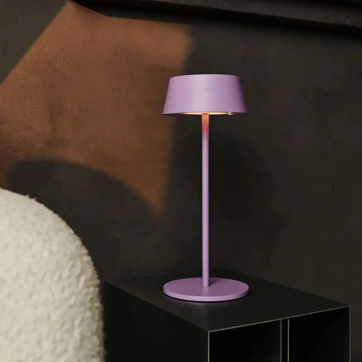 Hugo Violet Lila wiederaufladbarer Tischlampe - stilvoller, dimmbarer Lampe und schnurlos