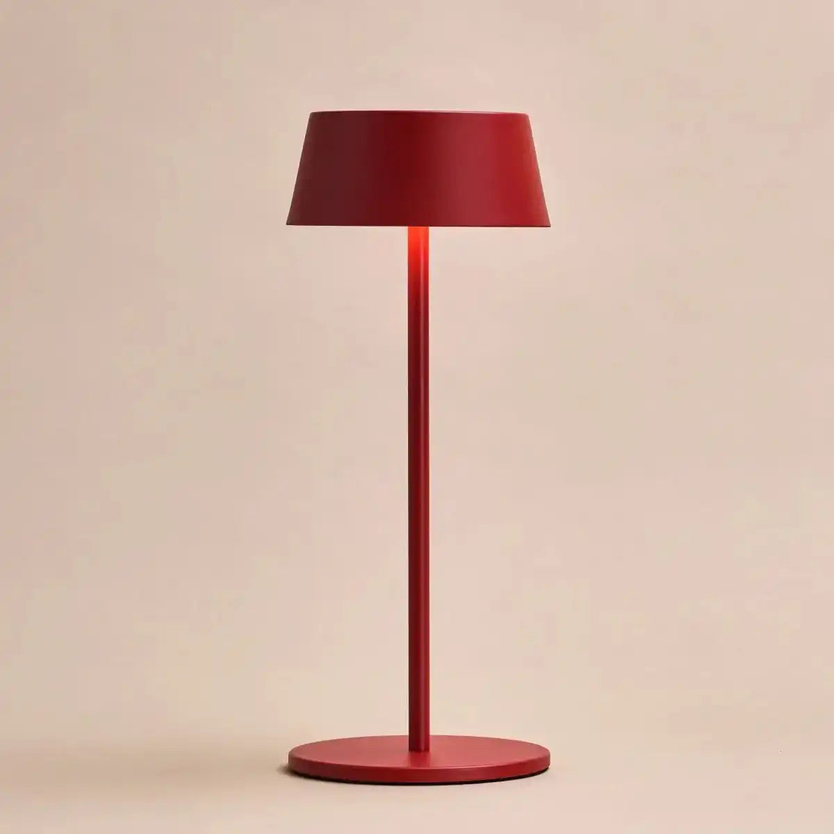 Hugo Berry Red Wiederaufladbare Eisen-Tischlampe – dimmbar, stilvoll und kabellos