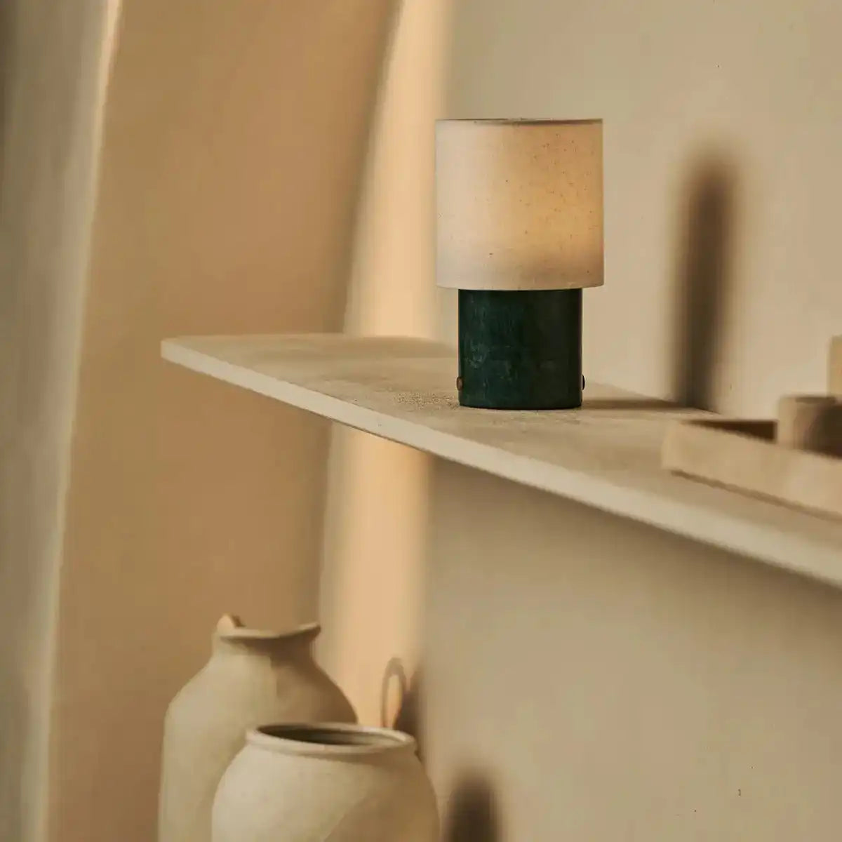 Dou Green / Verde Alpi - Marmor wiederaufladbare Tischlampe - Schnurloses, 3 Lichtmodi und mit Wellenlampenschatten mit Leinen
