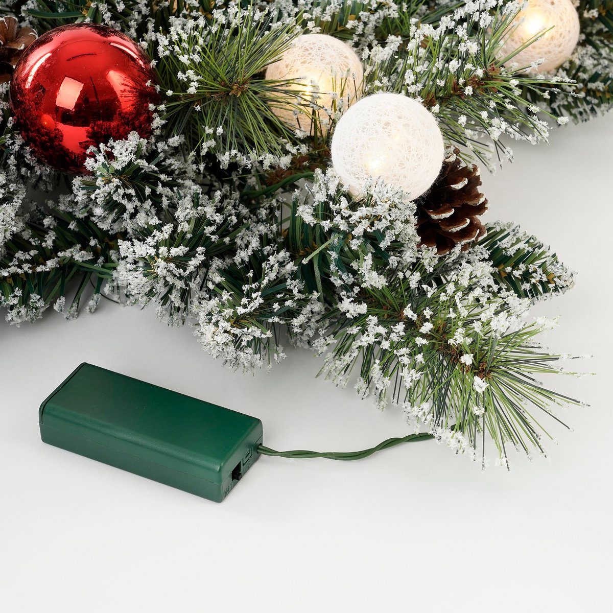 Weihnachtskranz Stern mit warmweißer LED-Beleuchtung – Ø90 cm – Grün gefrostet, Rot