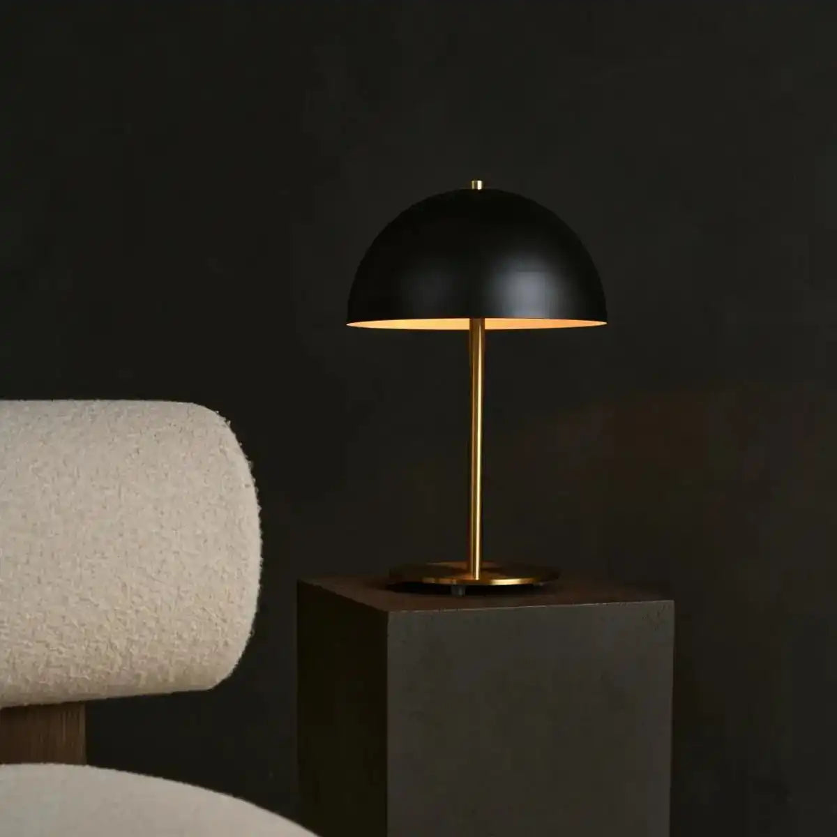 Lola Gold & Black Tischlampe – Elegantes Metalldesign mit Ein-/Ausschalter
