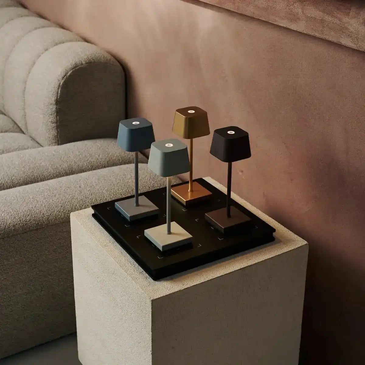 Sarphati Mini Mokka Braune Schnurkabellampe - drahtlos wiederaufladbar über Ladestation, dimmbare Lampe und 3 Lichtmodi