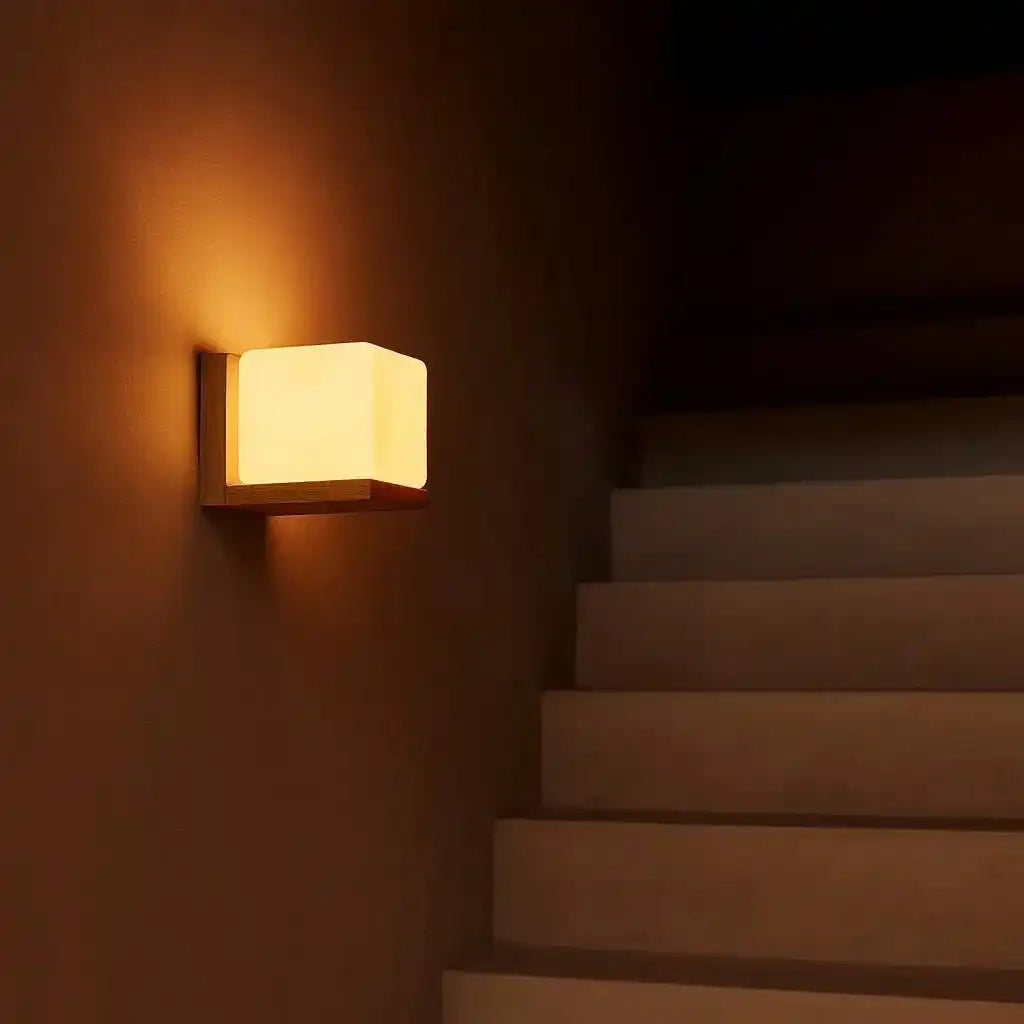 Lizzy hellbraunes Quadratladierbares Holzwandlampe - schnurlos, dimmbar und stilvolle Beleuchtung