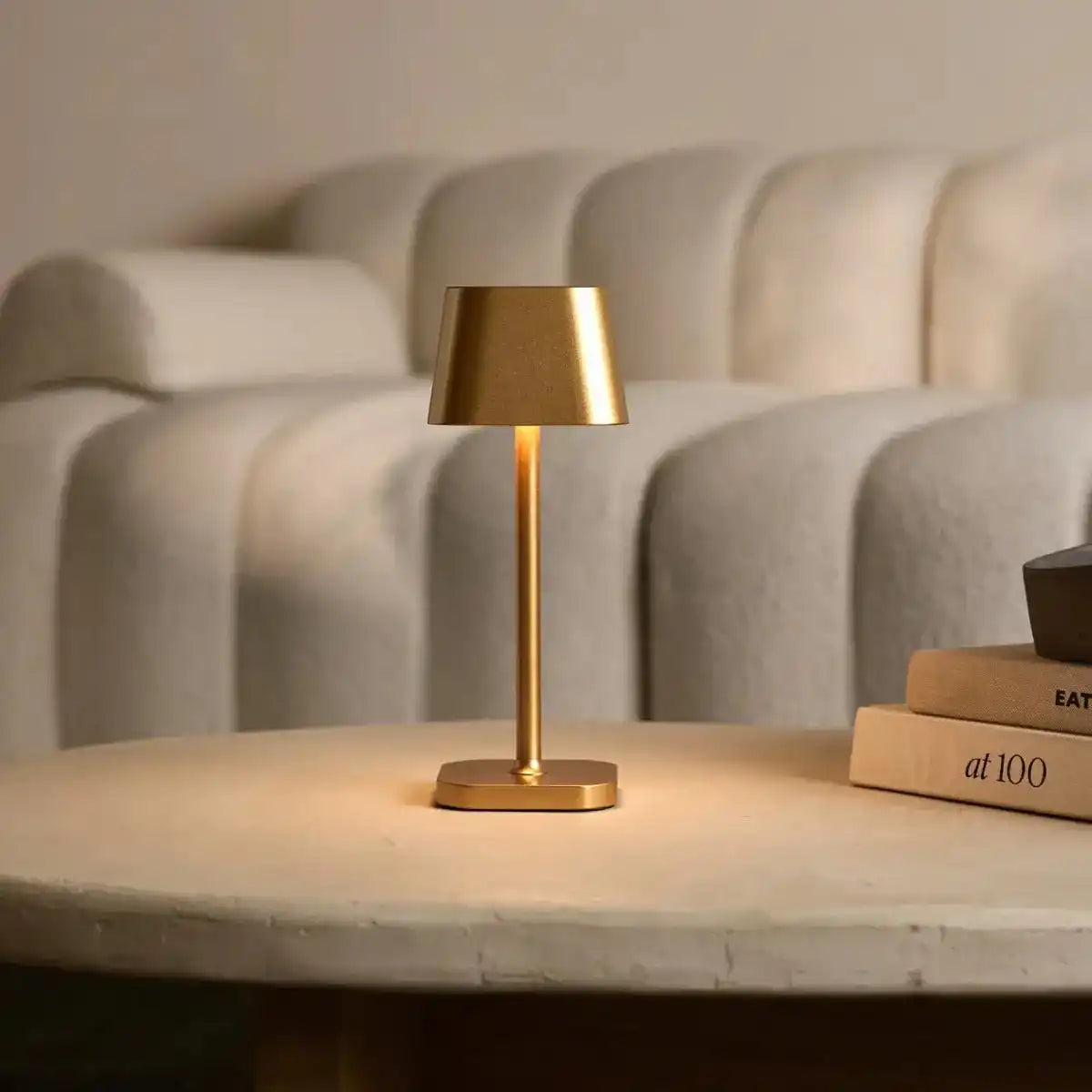 Ava Gold wiederaufladbare Tischlampe | Kabellos, dimmbar und stilvoll
