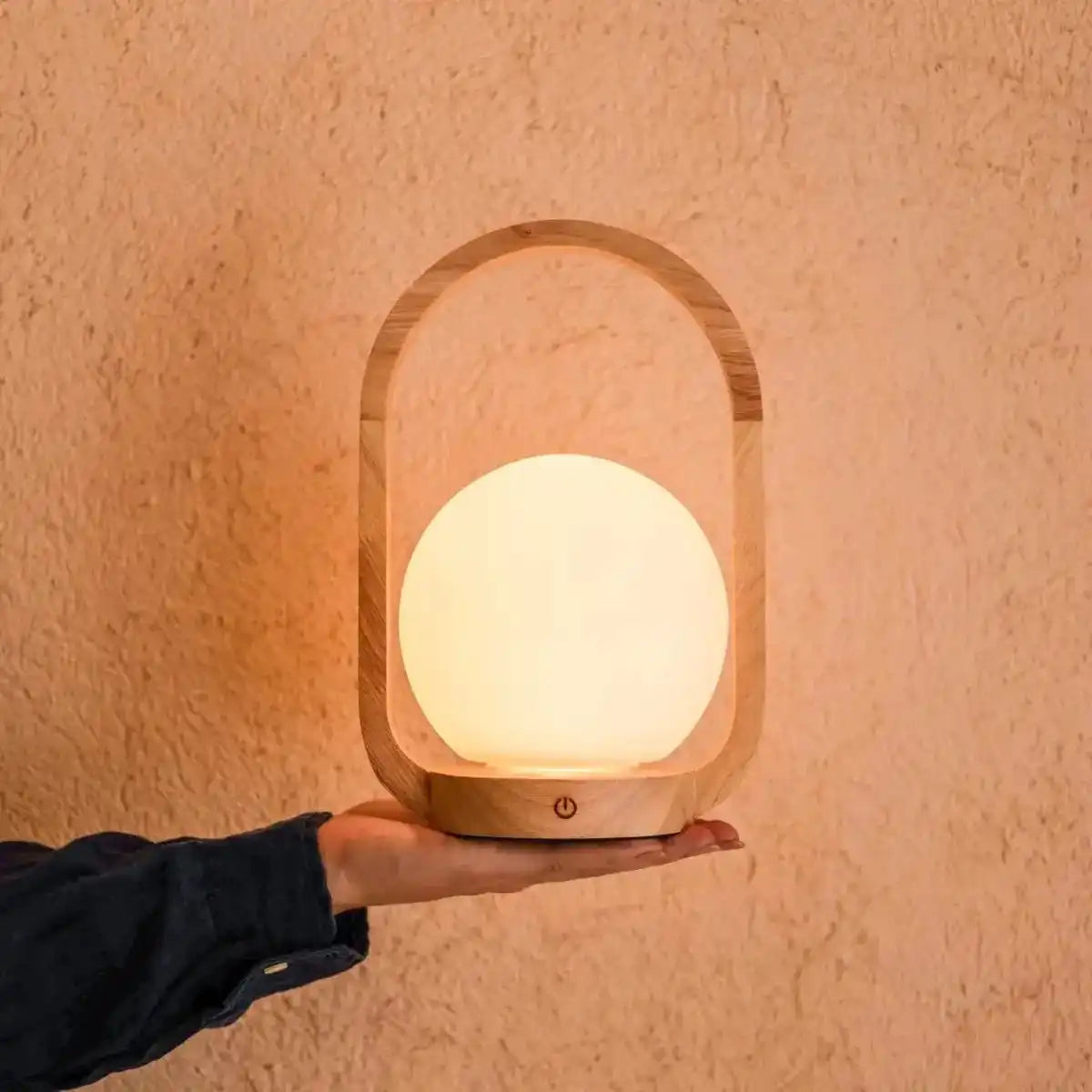 Skye Hellbraune kabellose Holzlampe | Wiederaufladbares und dimmbares Design