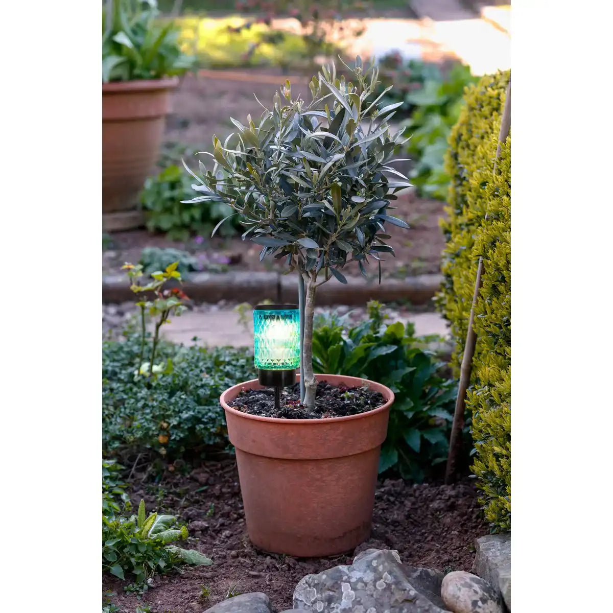Solar-Dekoerdspieße "MILA"2er Set, Ø 8,3 cm, 25 cm hoch, schwarzes Metall, schweres, strukturiertes Glas in Rot/Gelb und in Blau/Grün, integrierte LED, warmweiß