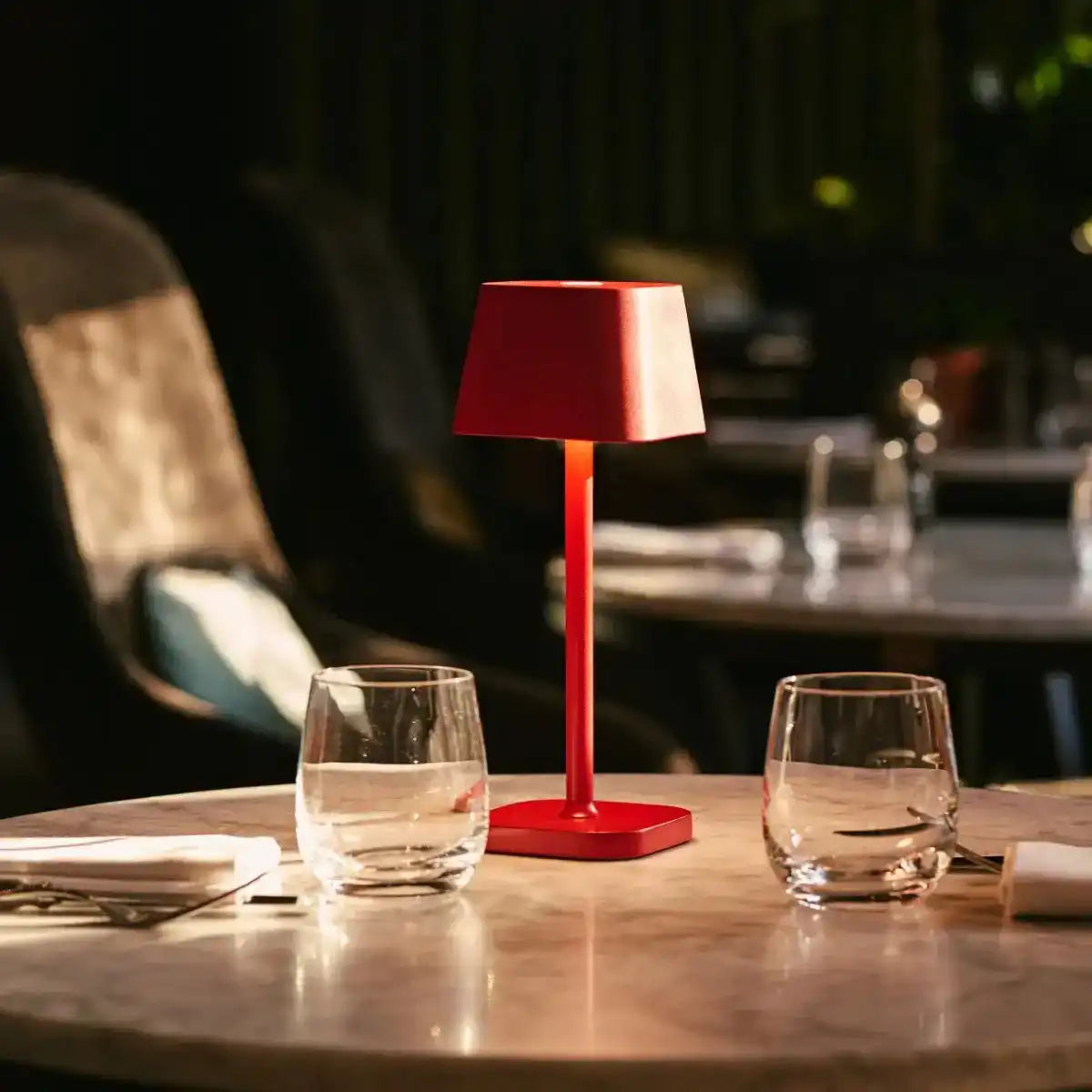 Ava Berry Red wiederaufladbare Tischlampe | Stilvoller, schnurloser Lampe und dimmbar