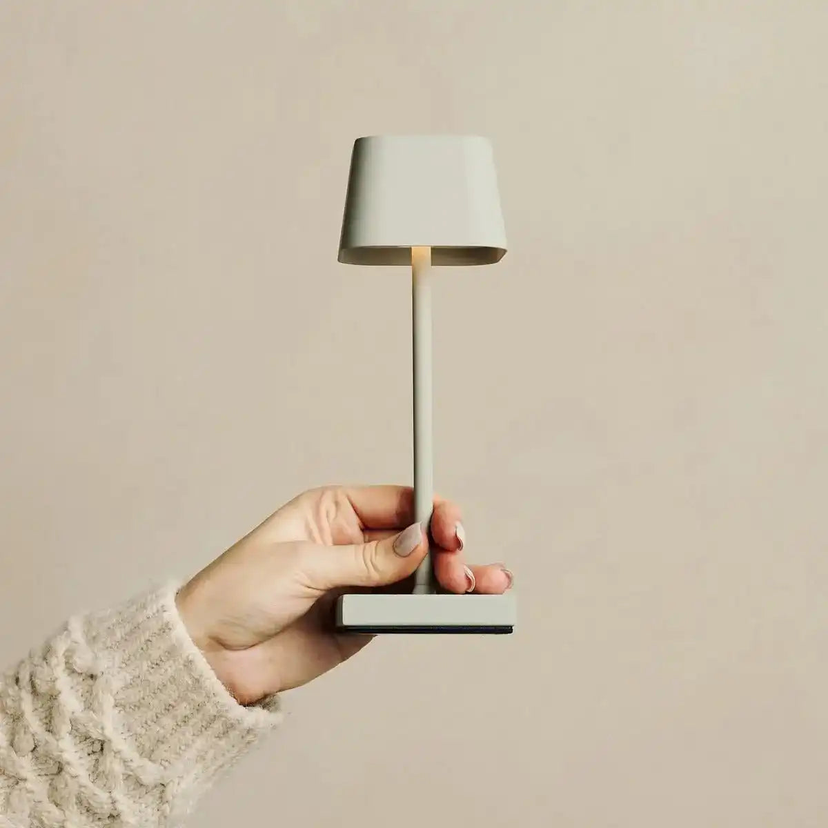 Sarphati Mini Shadow Grey Cordless Tischlampe -drahtlos überladbar über Ladestation, dimmbare Lampe und 3 Lichtmodi