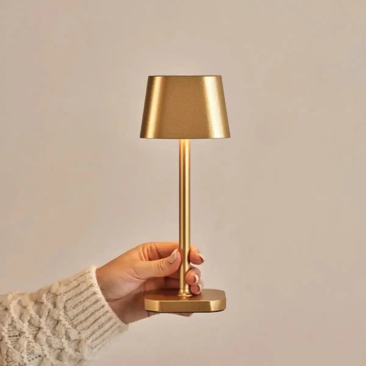 Ava Gold wiederaufladbare Tischlampe | Kabellos, dimmbar und stilvoll