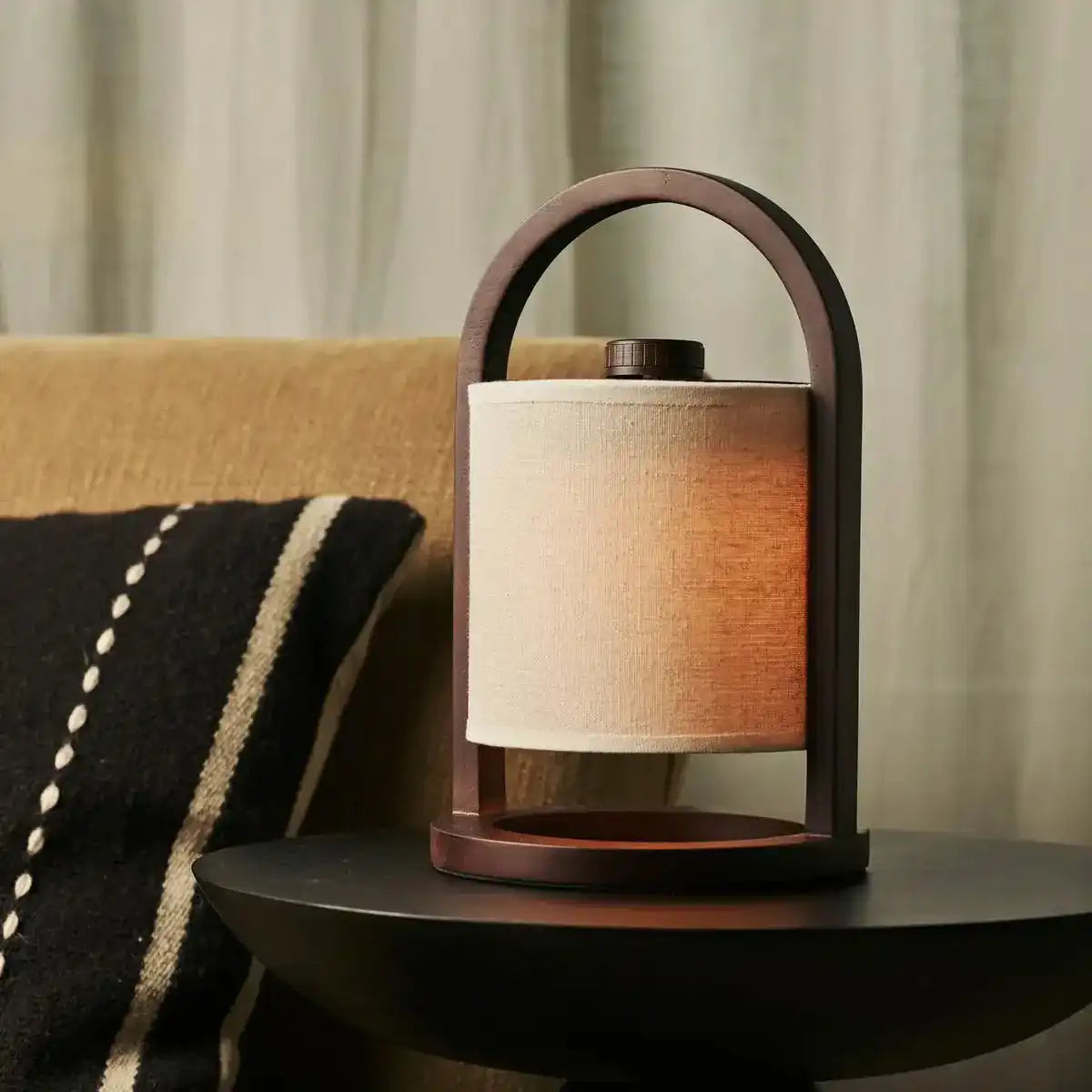 River Dunkelbraune kabellose Holzlampe – wiederaufladbar und dimmbar