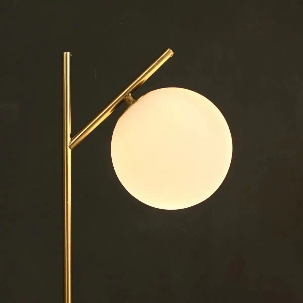 Madison Marmorlampe mit Milchglaskugel – Elegante Tischlampe