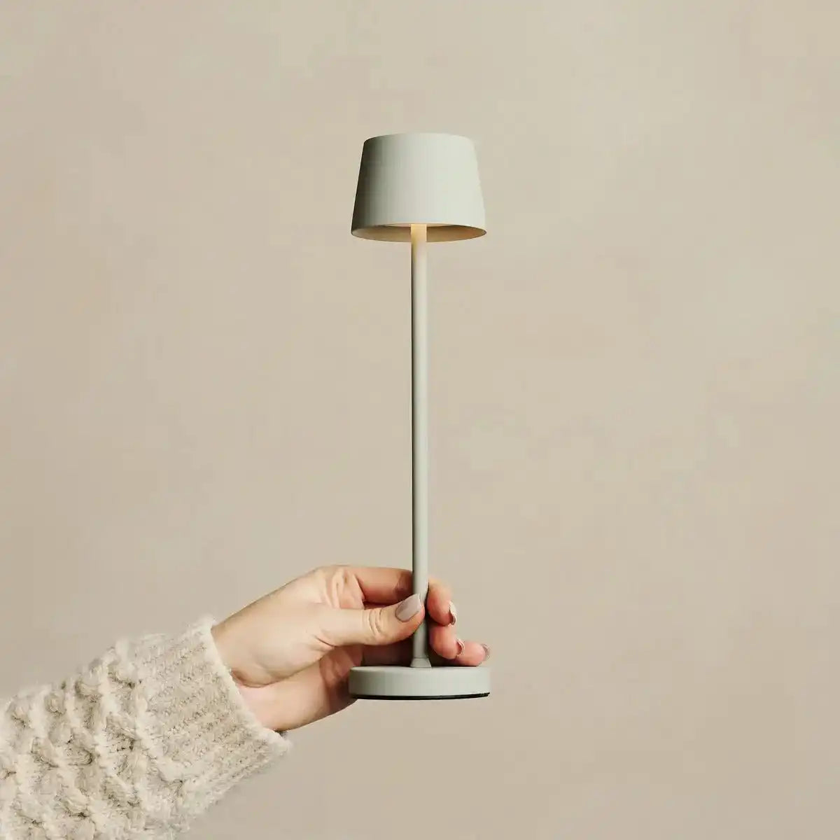 Vondel Mini Shadow Grey wiederaufladbar und schnurlose Lampe perfekt für die Gastfreundschaftsbranche - drahtlos wiederaufladbar über Ladestation