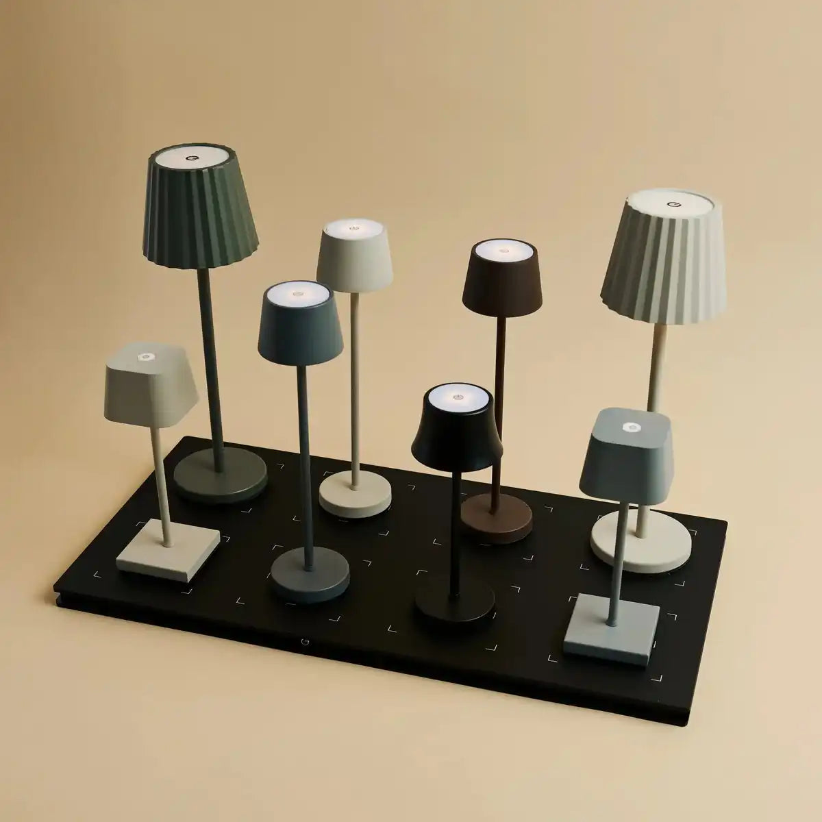 Combi Set Professional-8 x Vondel Mini Schattengrau wiederaufladbarer Tischlampen & 1 x Zentrale Station Wireless Ladestation mit Q1-Technologie