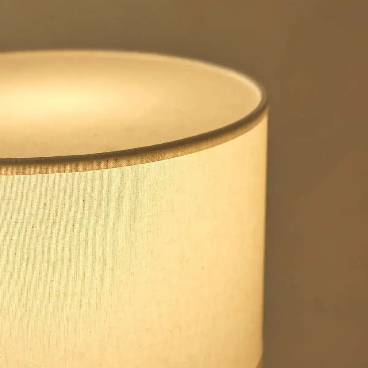 Isla-Travertinlampe mit Baumwollschirm – elegant und zeitlos
