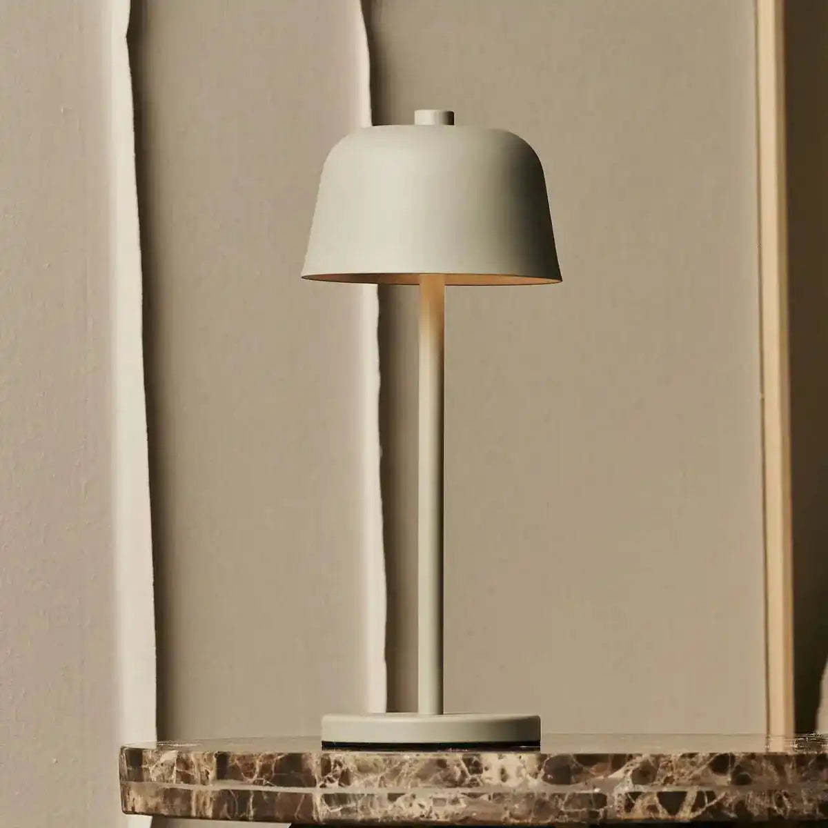 Anton Shadow Grey wiederaufladbare Tischlampe | Stilvolle und schnurlose Beleuchtung