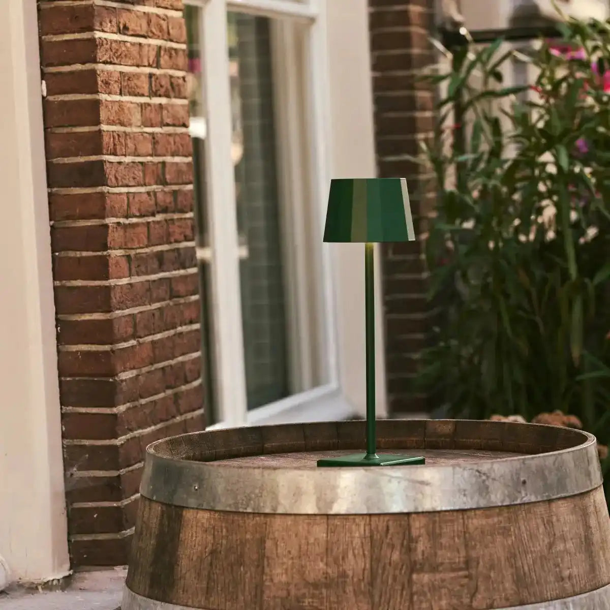 William Pine Green Wiederaufladbare Tischlampe – USB-C, dimmbar, 120-Stunden-Akku