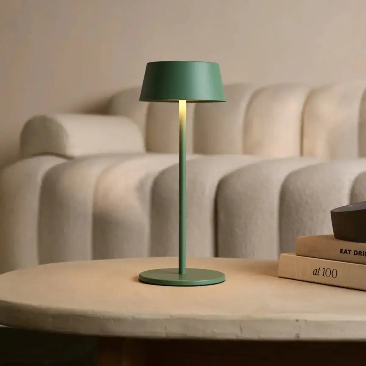 Hugo Sage Green Wiederaufladbare Tischlampe – Stilvoll, dimmbar und kabellos